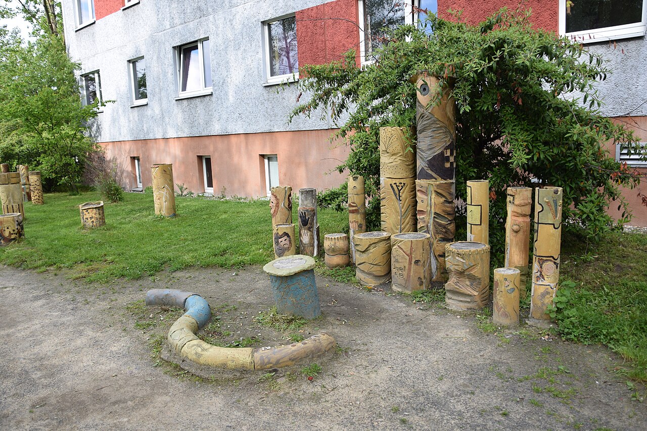 Sculpture Lebenslinien by Christine Gersch at Blumberger Damm 12-14 (Berlin-Biesdorf, Germany)