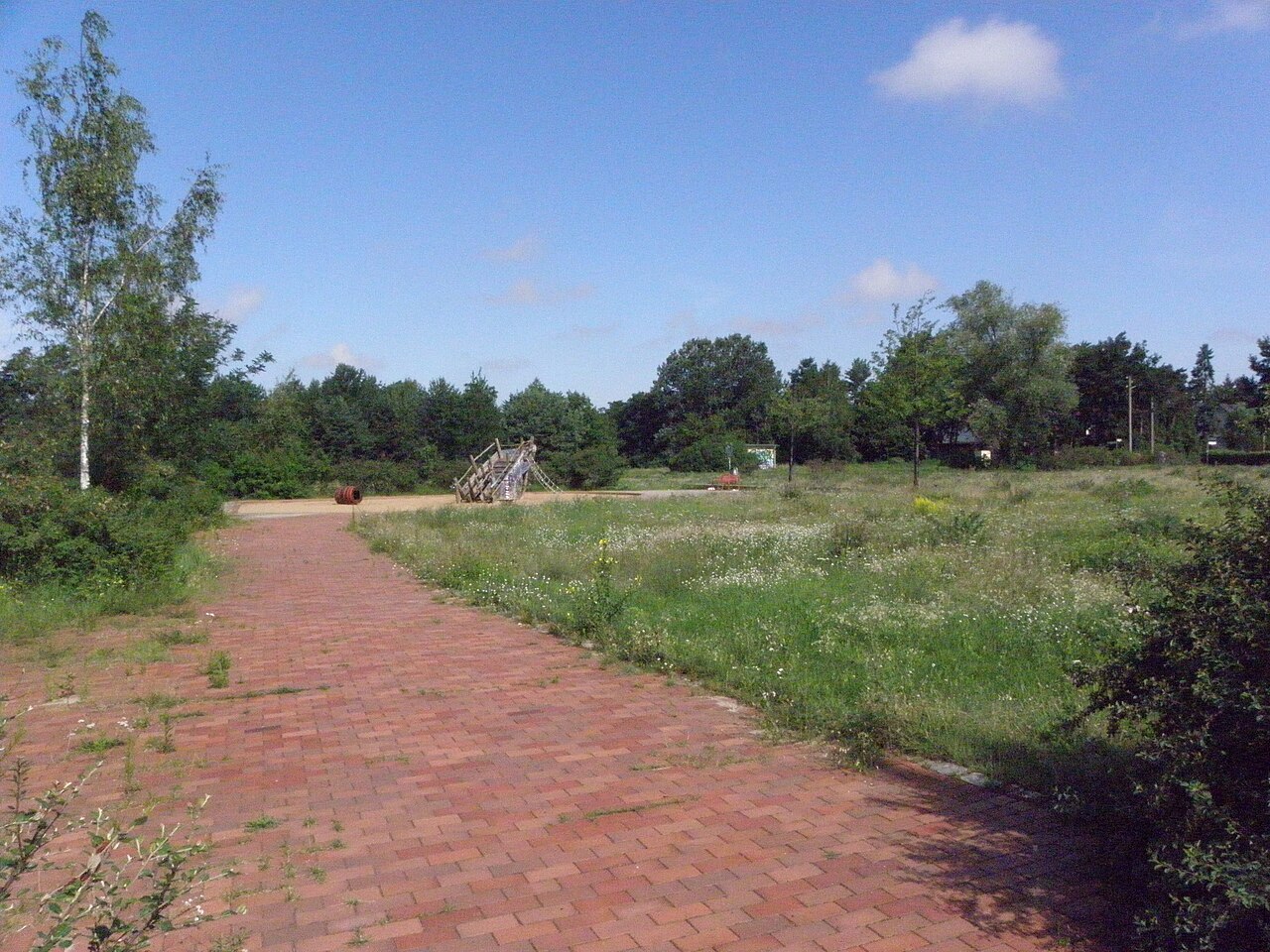 Berlin-Mahlsdorf, Lehnitzplatz, von der Lehnitzstraße aus gesehen