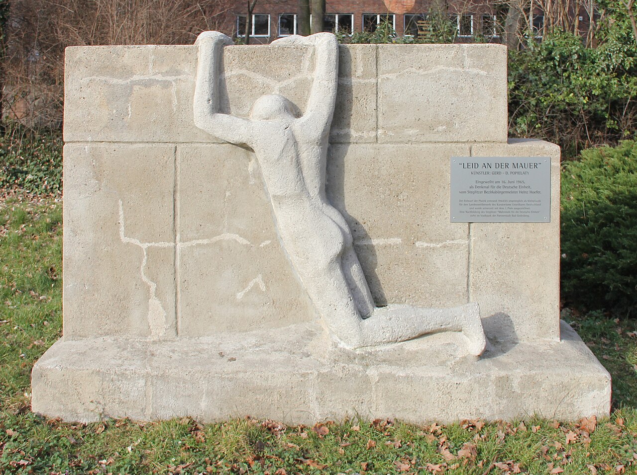 Sculpture, " Leid an der Mauer " by Dieter Popielaty , 1965, Schloßstraße 43, Berlin-Steglitz , Germany