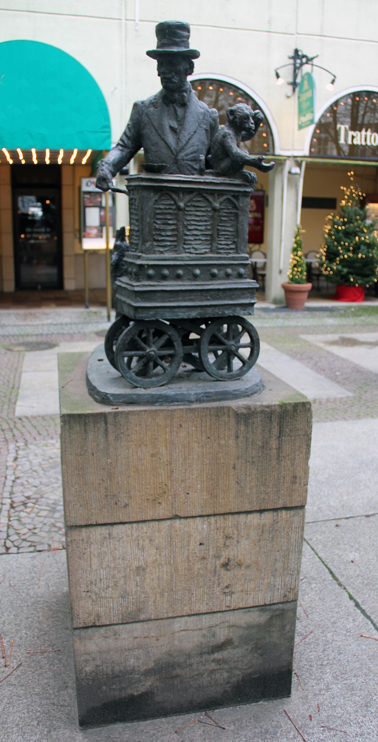 Sculpture, " Leierkastenmann " by Gerhard Thieme , 1987, Poststraße 28, Berlin-Mitte , Germany