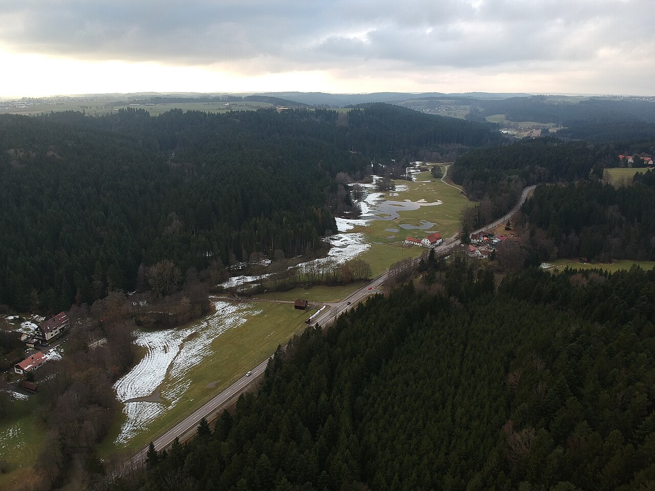 Blick über das Leintal bei Zimmerbach und das Naturschutzgebiet Leintal zwischen Leinecksee und Leinhäusle