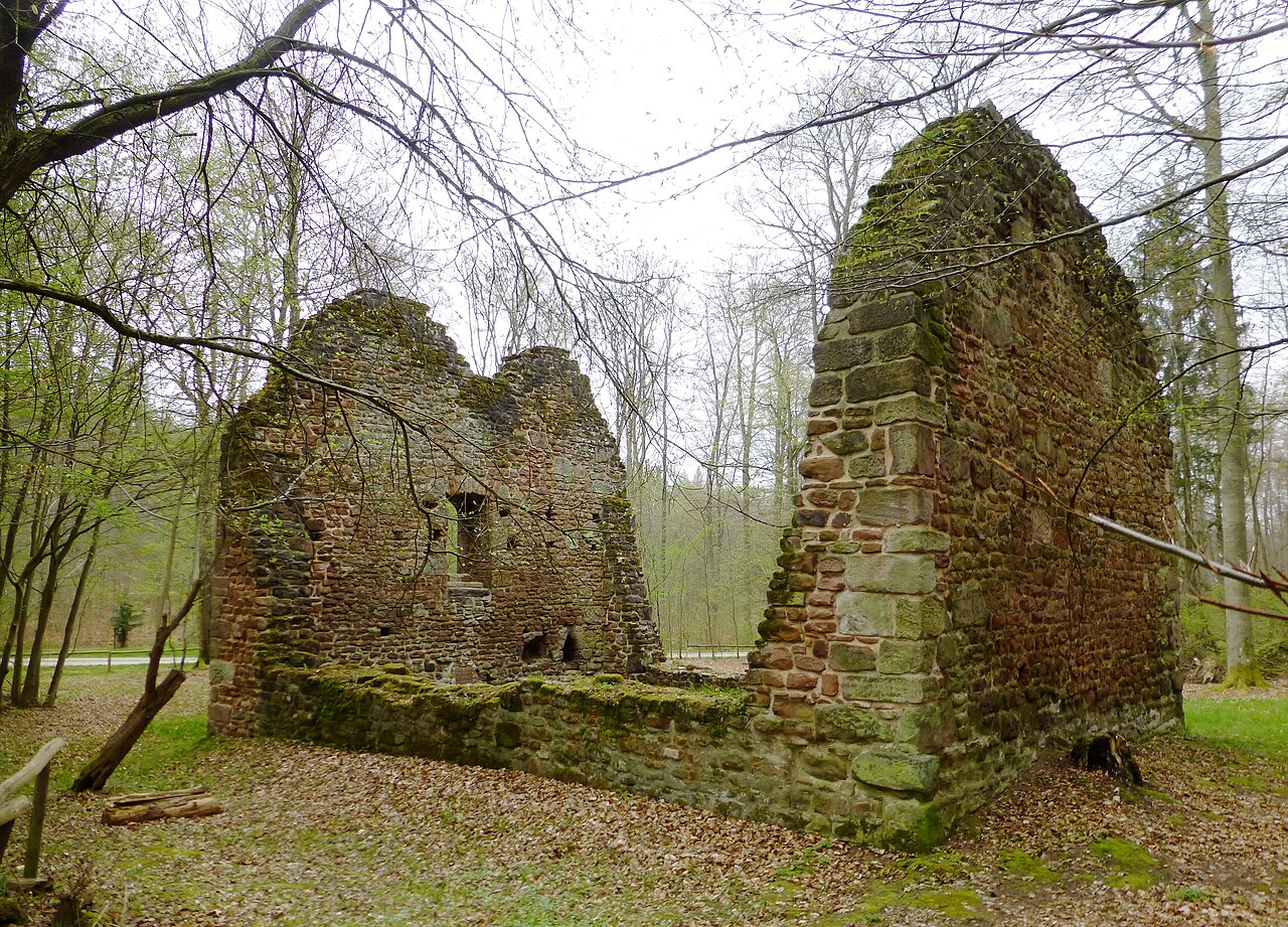Kirchenruine der Wüstung Leisenberg im Gillersheimer Wald nahe Sudershausen, Südniedersachsen