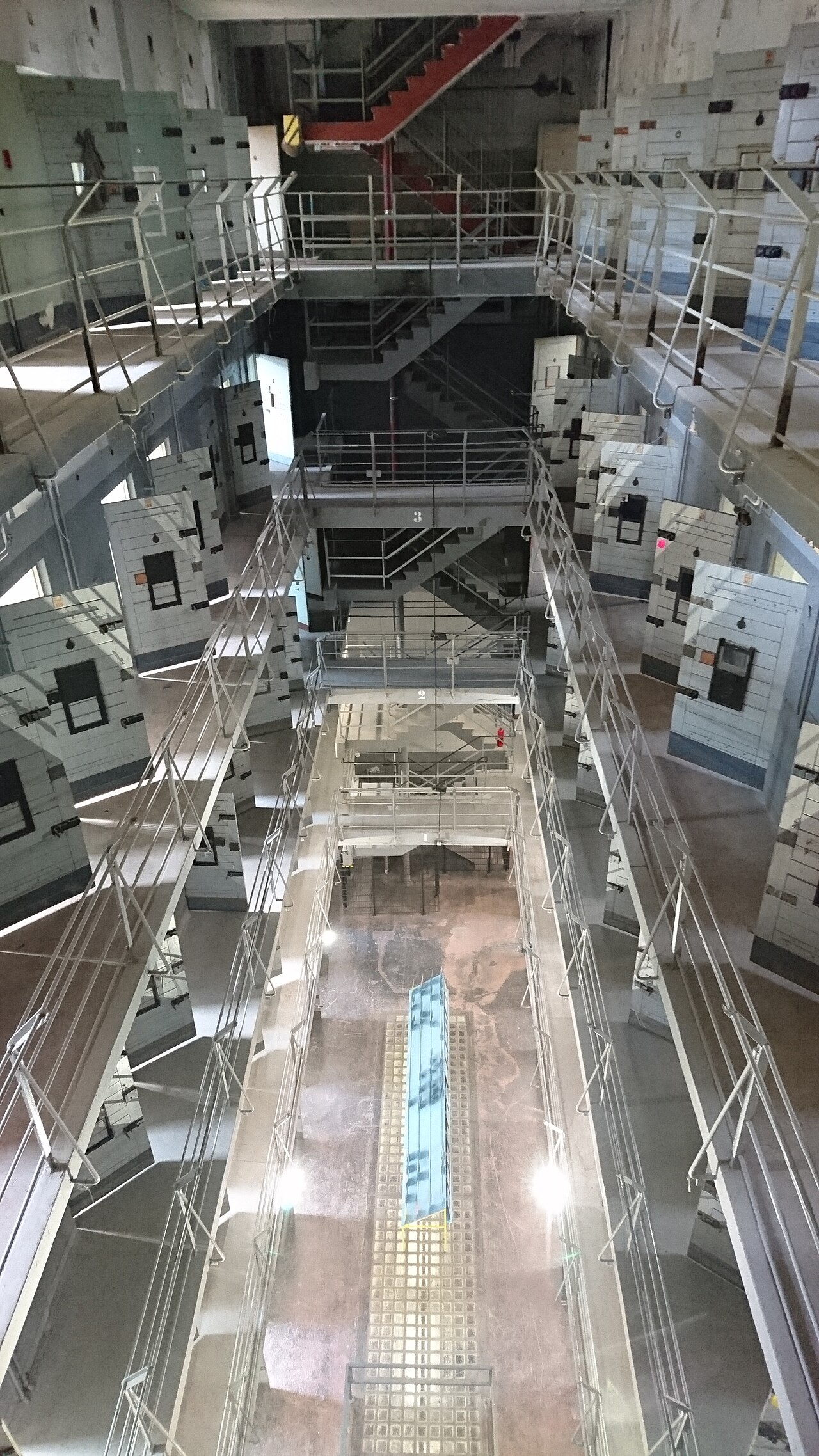 Blick in die ehemalige Hafthalle aus dem 2