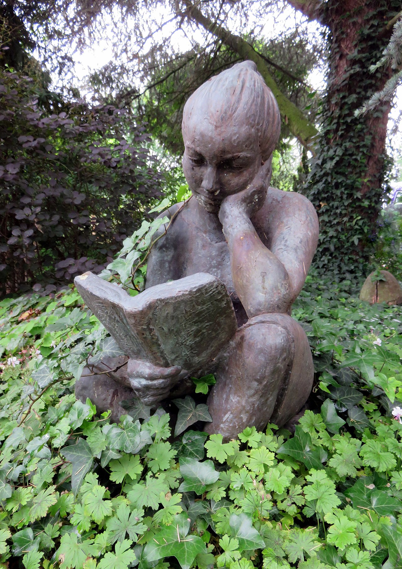 Bronzeskulptur „Lesende“ (1982) der deutschen Künstlerin Karin Hertz (1921-2017)