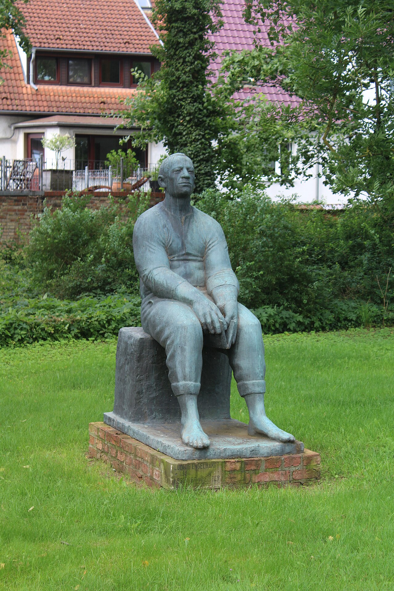 Güstrow, churchyard of the Gertrud chapel, Ludwig Engelhardt, reading worker