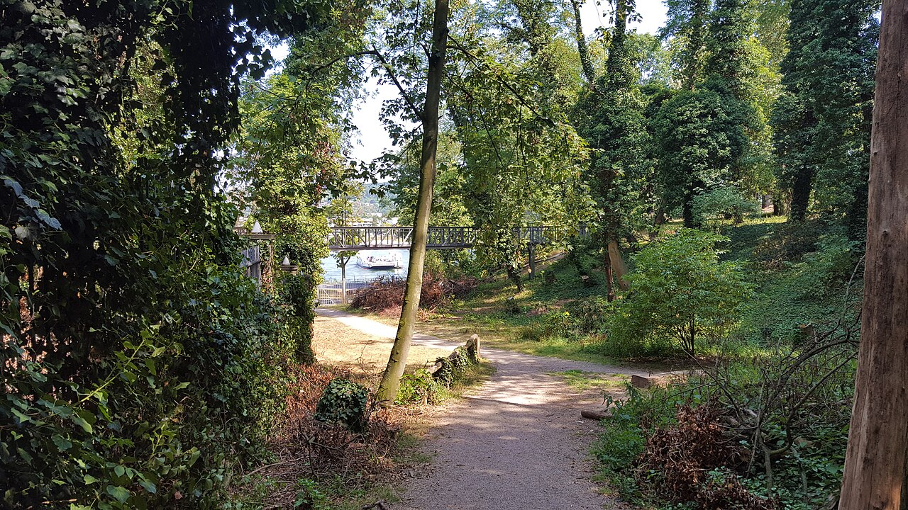 Leserpark , Bad Godesberg, Blick auf Rhein, dort das Fährschiff “Konrad Adenauer” zu sehen