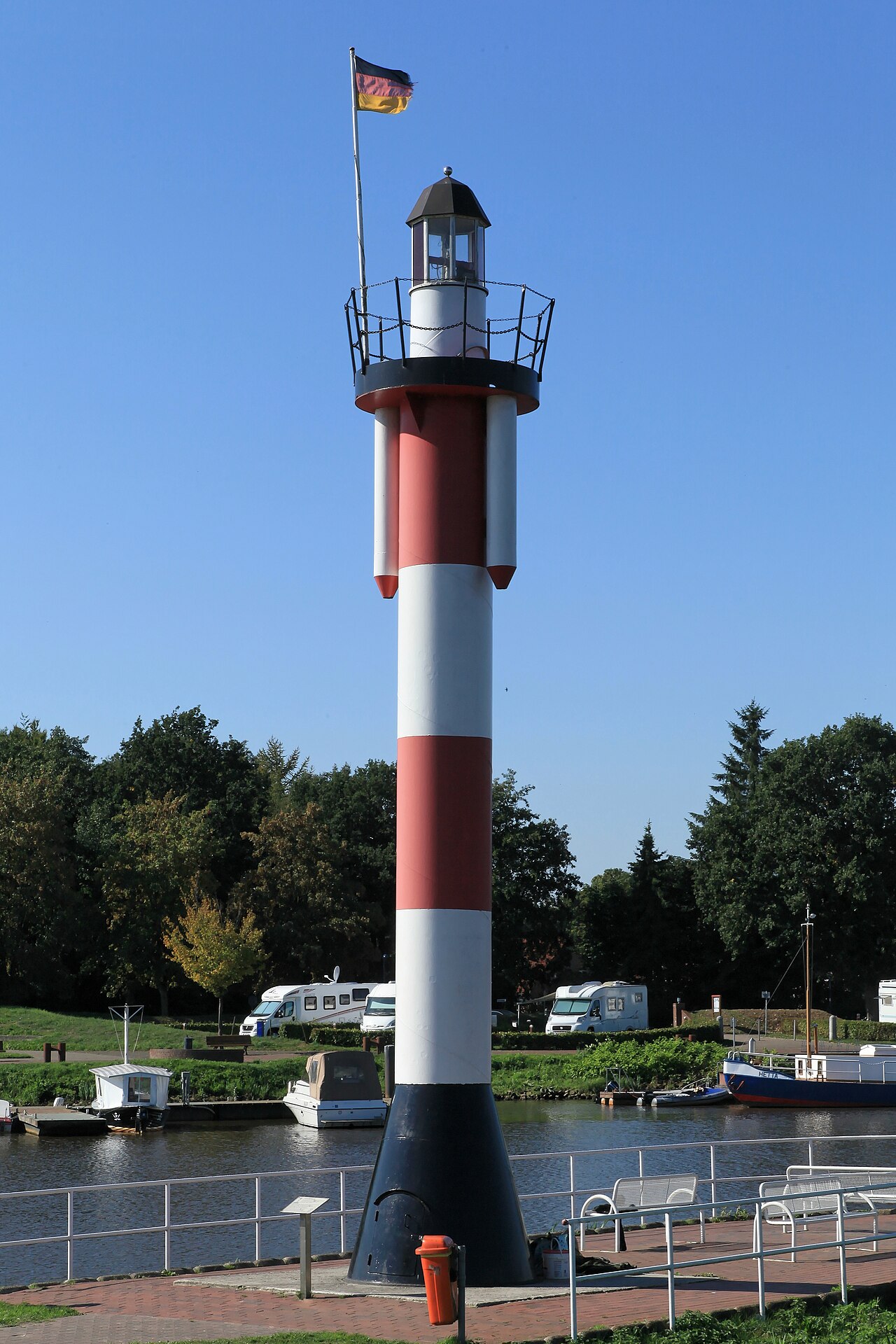 Blick von der Soeste-Hafenbrücke zum Leuchtturm, Bootshafen in Barßel
