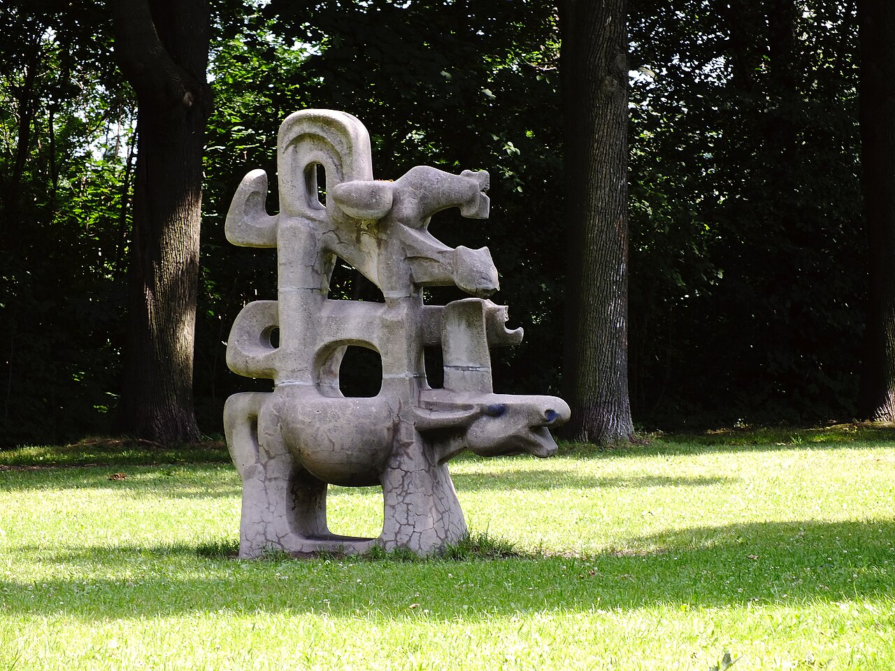 Der Leutewitzer Park wurde danach umgestaltet, wobei die Skulptur innerhalb des Parks umgesetzt wurde