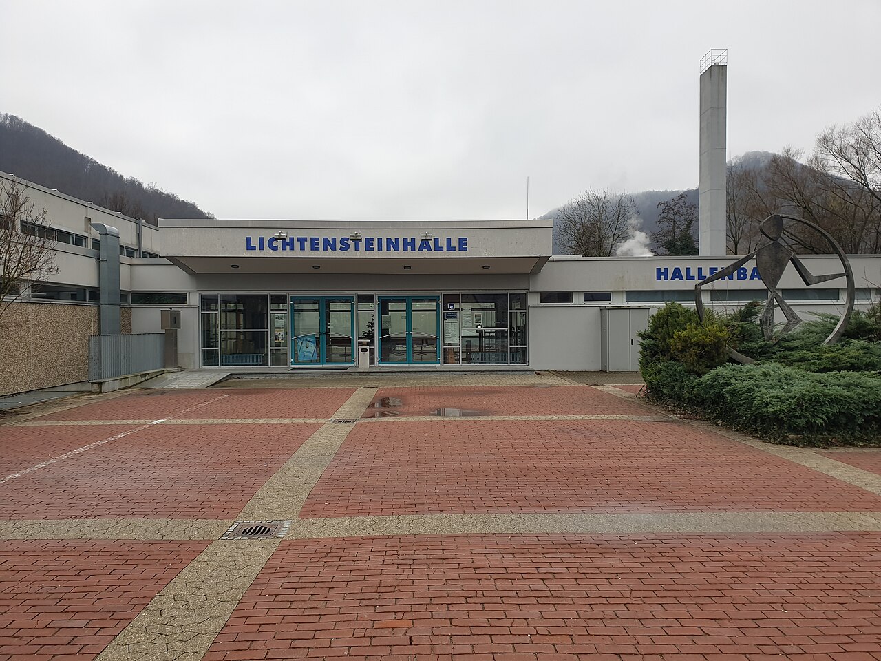 Eingang des Hallenbads