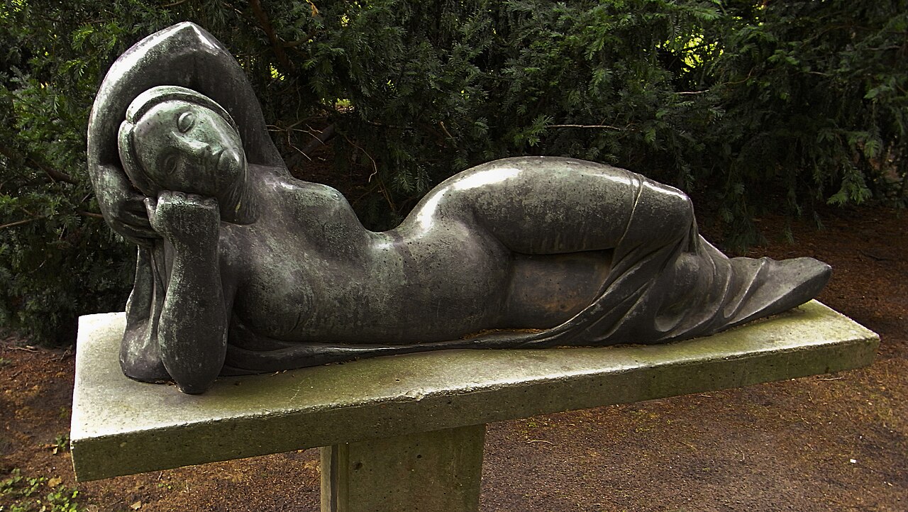 Foto von Liegende weibliche Figur