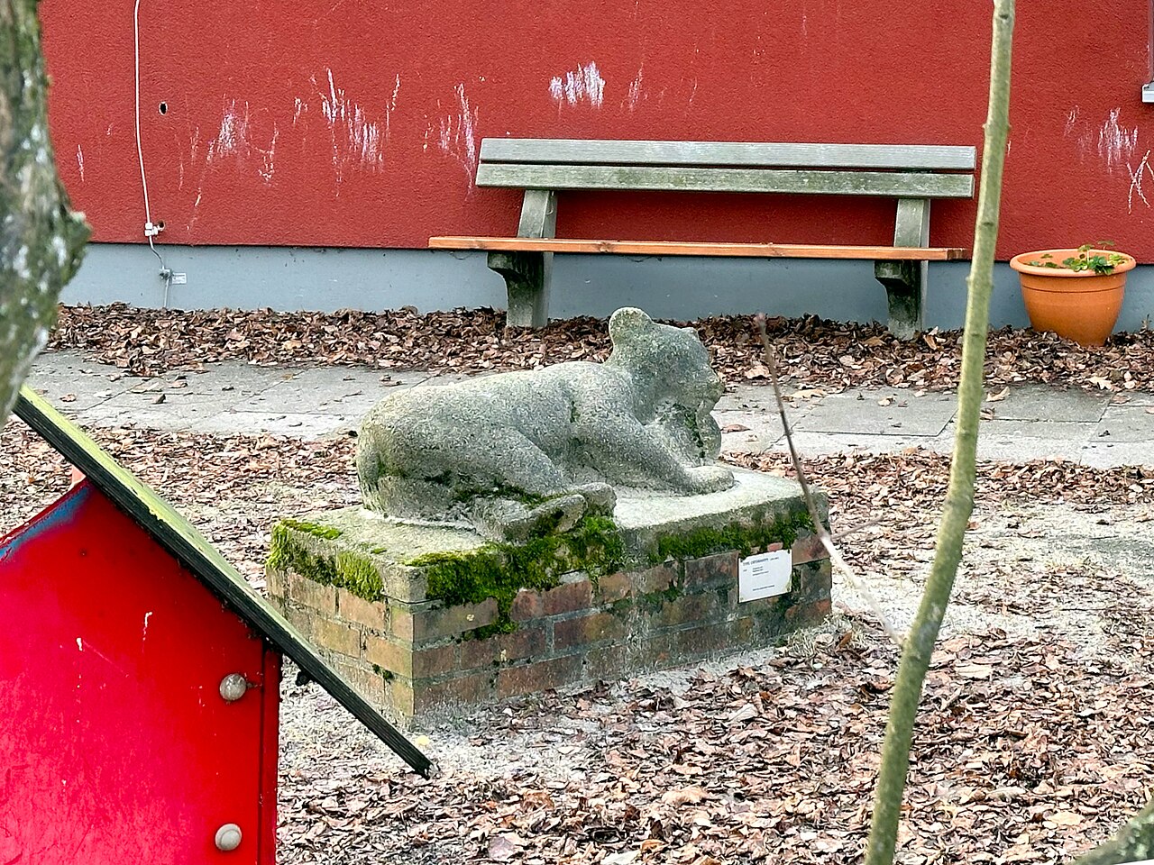 Steinskulptur "Liegender Bär" (1953) von Karl Opfermann , Jenaer Straße 8, Hamburg-Wilhelmsburg