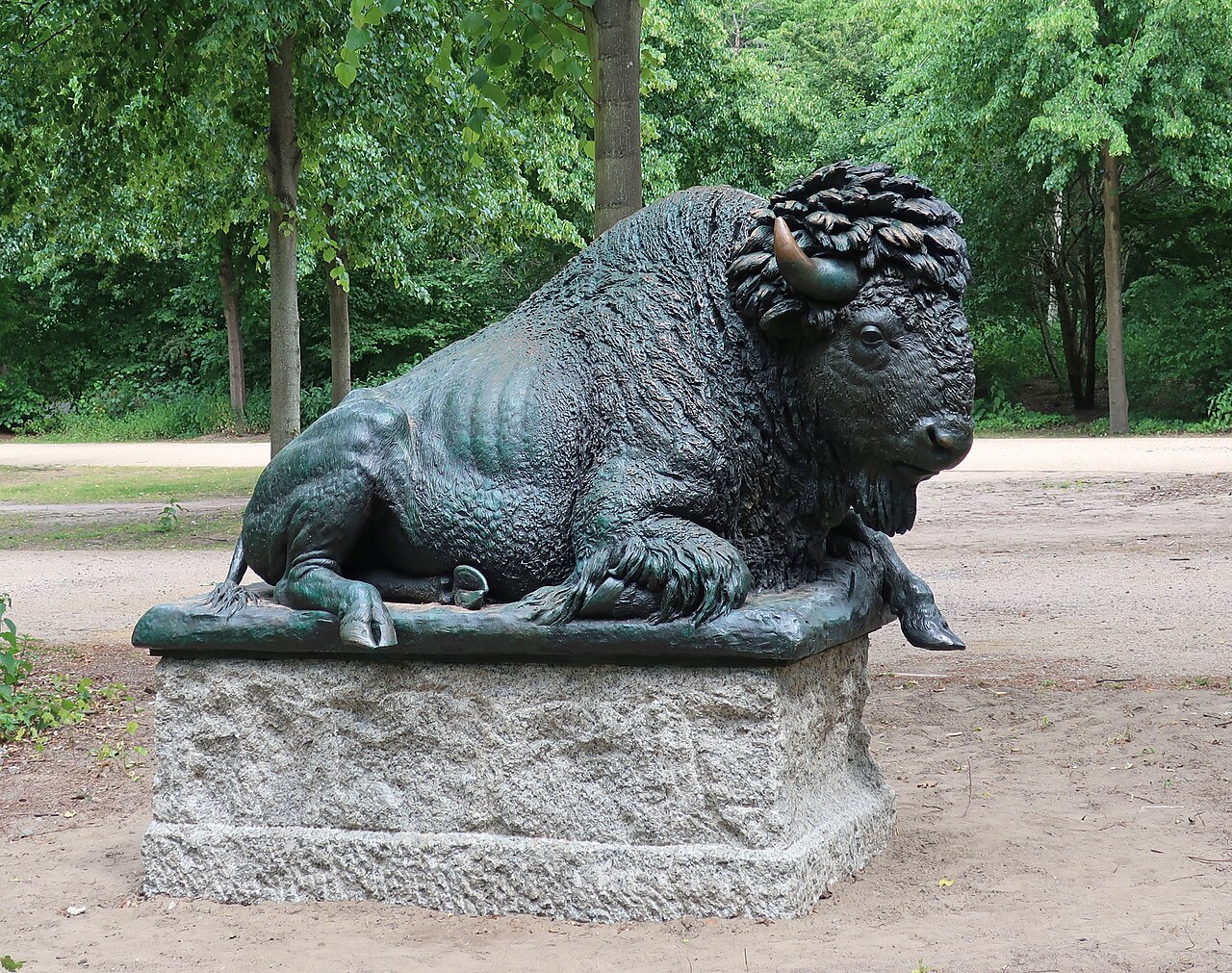 Tierfigur "Liegender Bison II" von Rudolf Siemering, Bronze, Zweitguss 1898