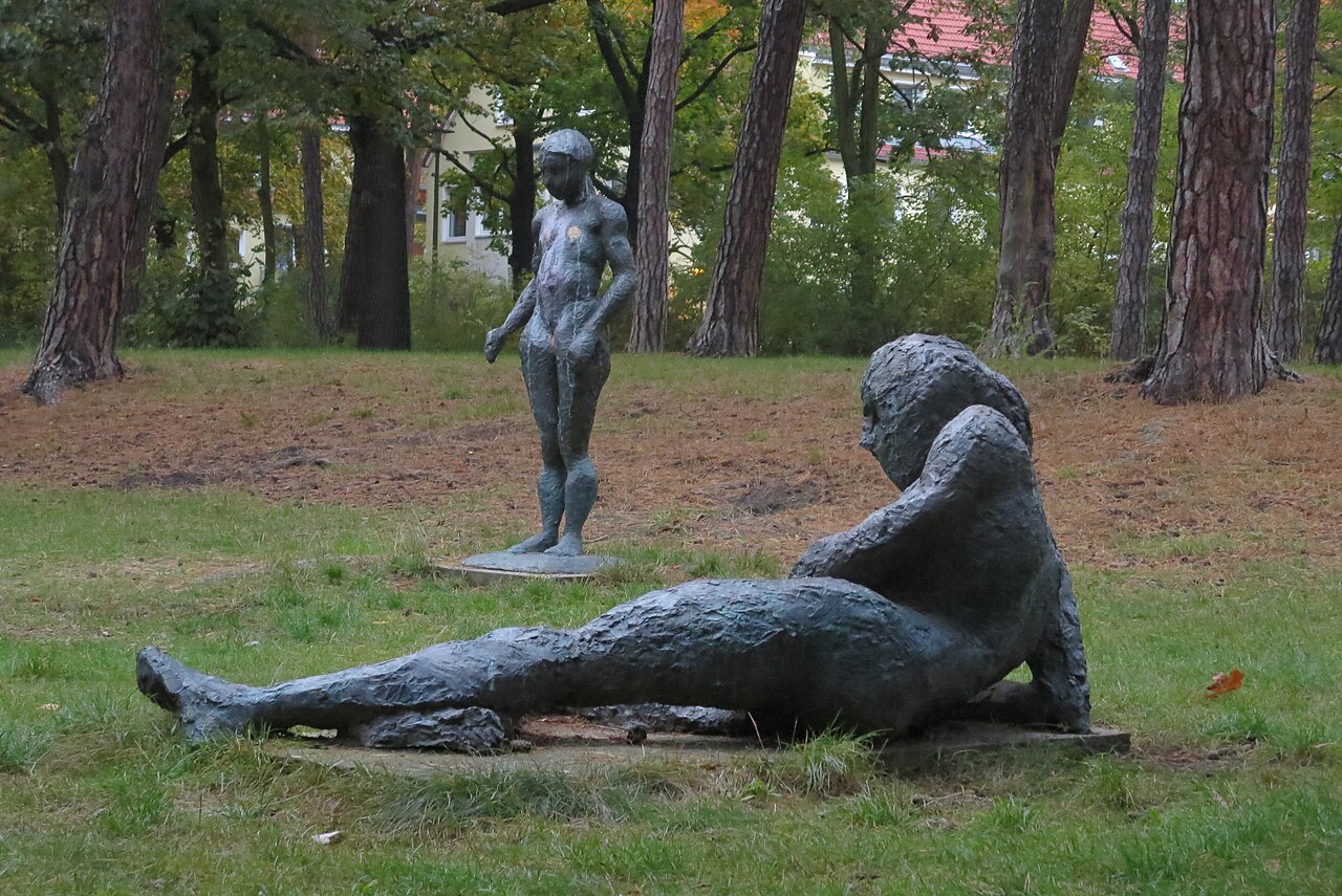 Bürgerpark Pankow, Statuen Ruhender Mann und Stehendes Mädchen von Sabine Teubner-Mbaye