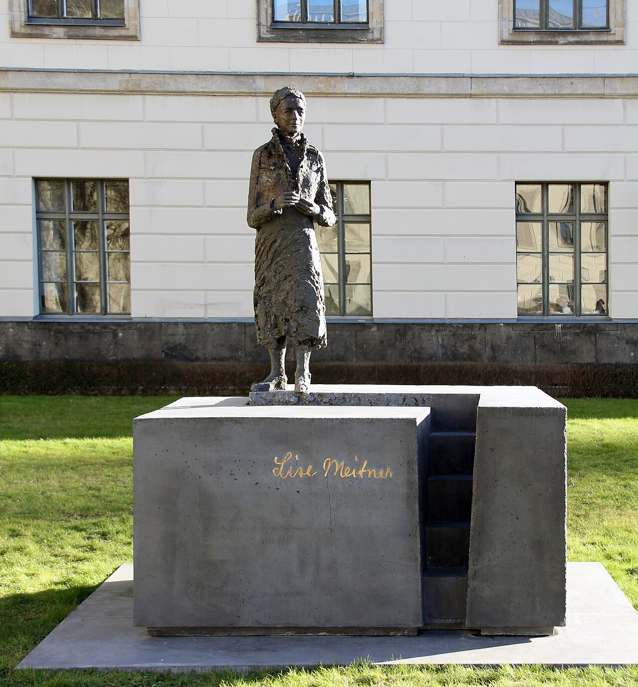 Sculpture, " Lise Meitner " by Anna Franziska Schwarzbach , 2014, Unter den Linden 6, Berlin-Mitte , Germany