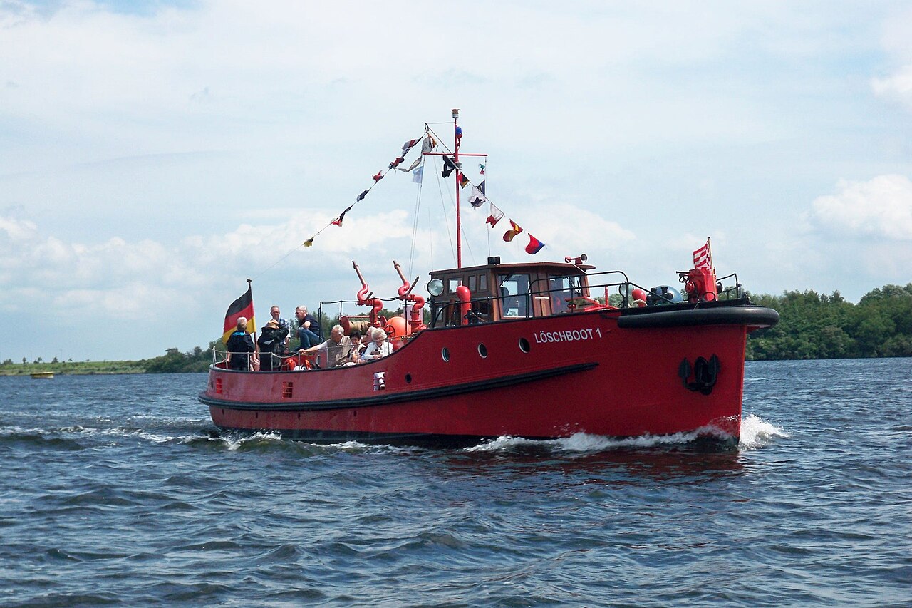 Decommissioned Löschboot 1 entering Wilhelmshaven harbour