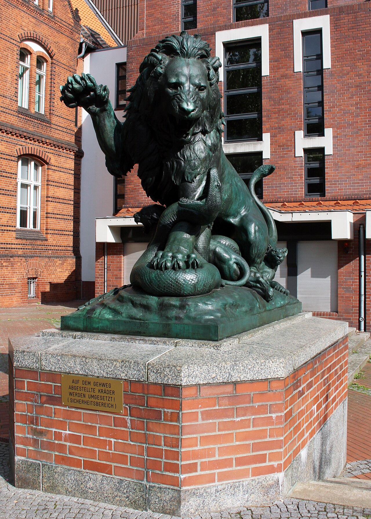 Foto von Löwe mit Jungen schlägt Schlange