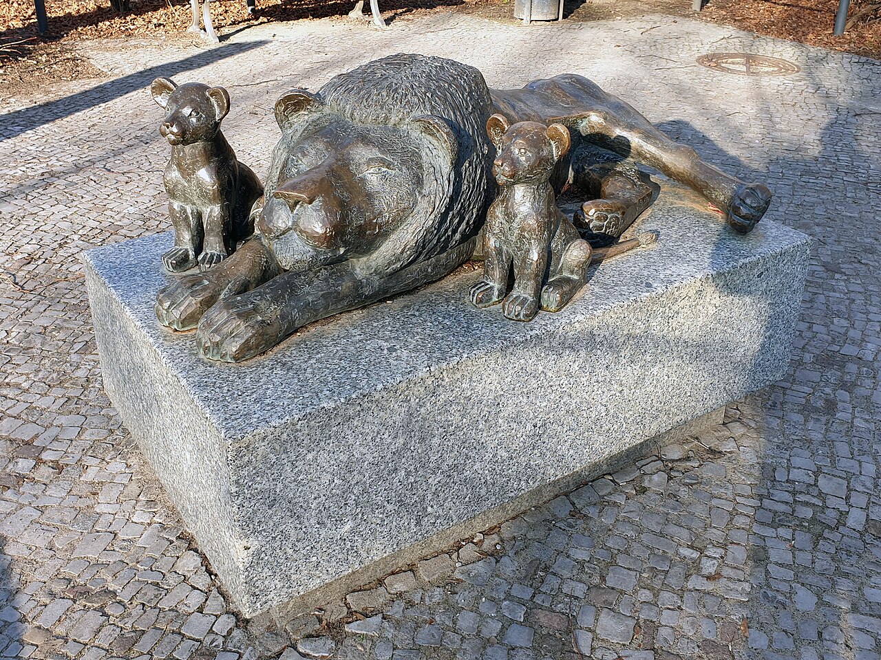 Fountain, " Löwe mit zwei Jungtieren " by Stephan Horota , 2007, Knaackstraße 25, Berlin-Prenzlauer Berg , Germany