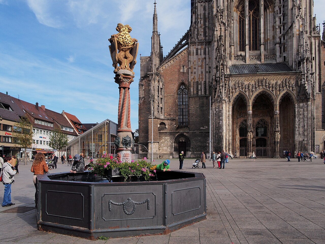 Löwenbrunnen (Lions’ Well) and Minster, Ulm, Germany