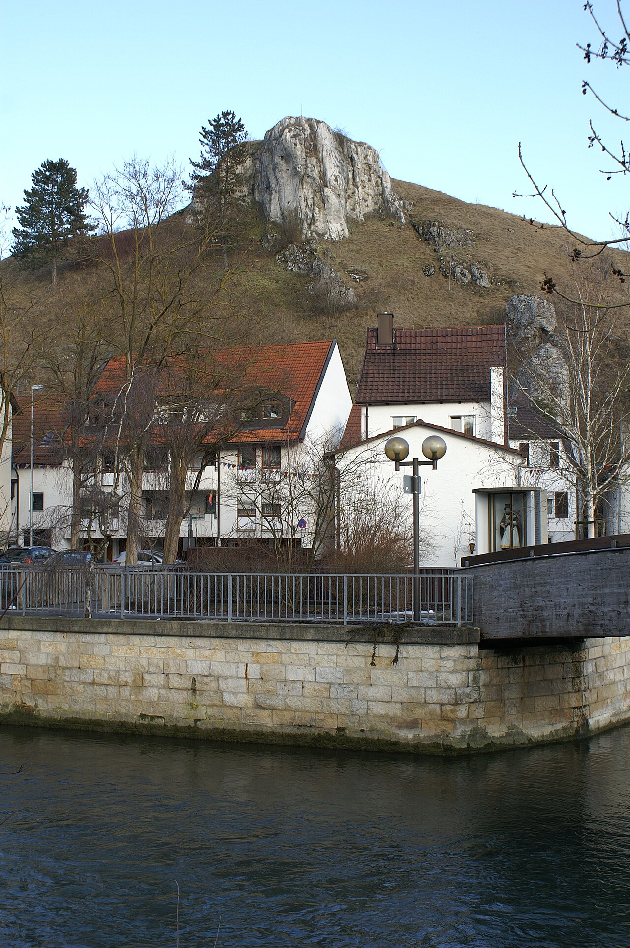 Blaustein mit Blau (Fluss) und Löwenfelsen