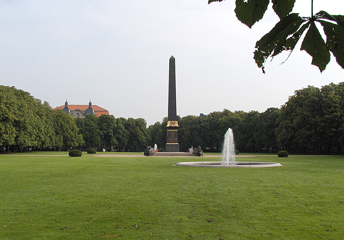 Der Löwenwall mit Obelisk und Springbrunnen