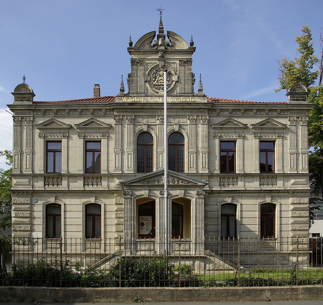 Das Logenhaus der Freimaurerloge Libanon zu den drei Cedern in der Universitätsstraße 25 in Erlangen