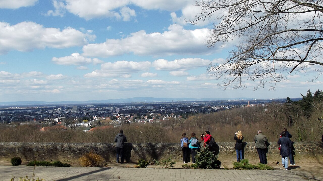 Ludwigshöhe mit Blick auf Darmstadt, hinten Taunus, hinten rechts Frankfurt am Main