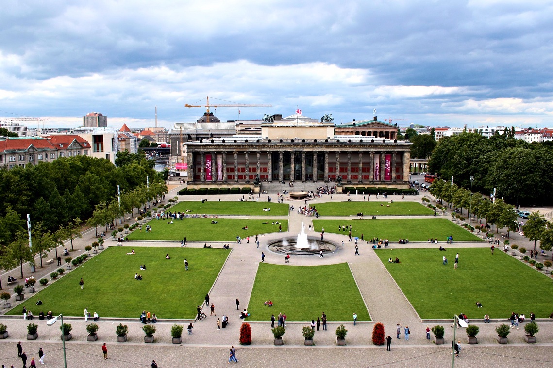Das Alte Museum und der daran angrenzende Lustgarten, von der Aussichtsplattform der Humboldt-Box aufgenommen