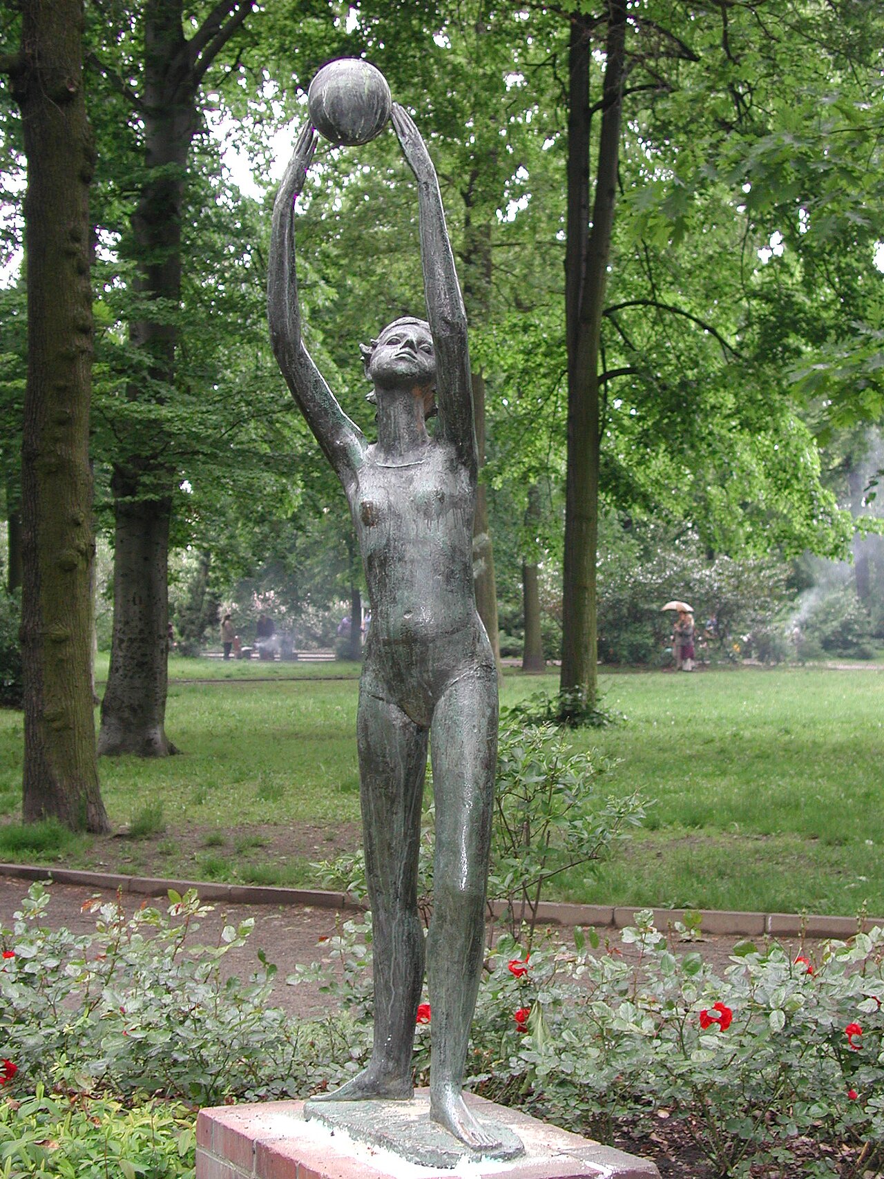 Mädchen mit Ball , Bronze 1965, im Stadtpark Lichtenberg