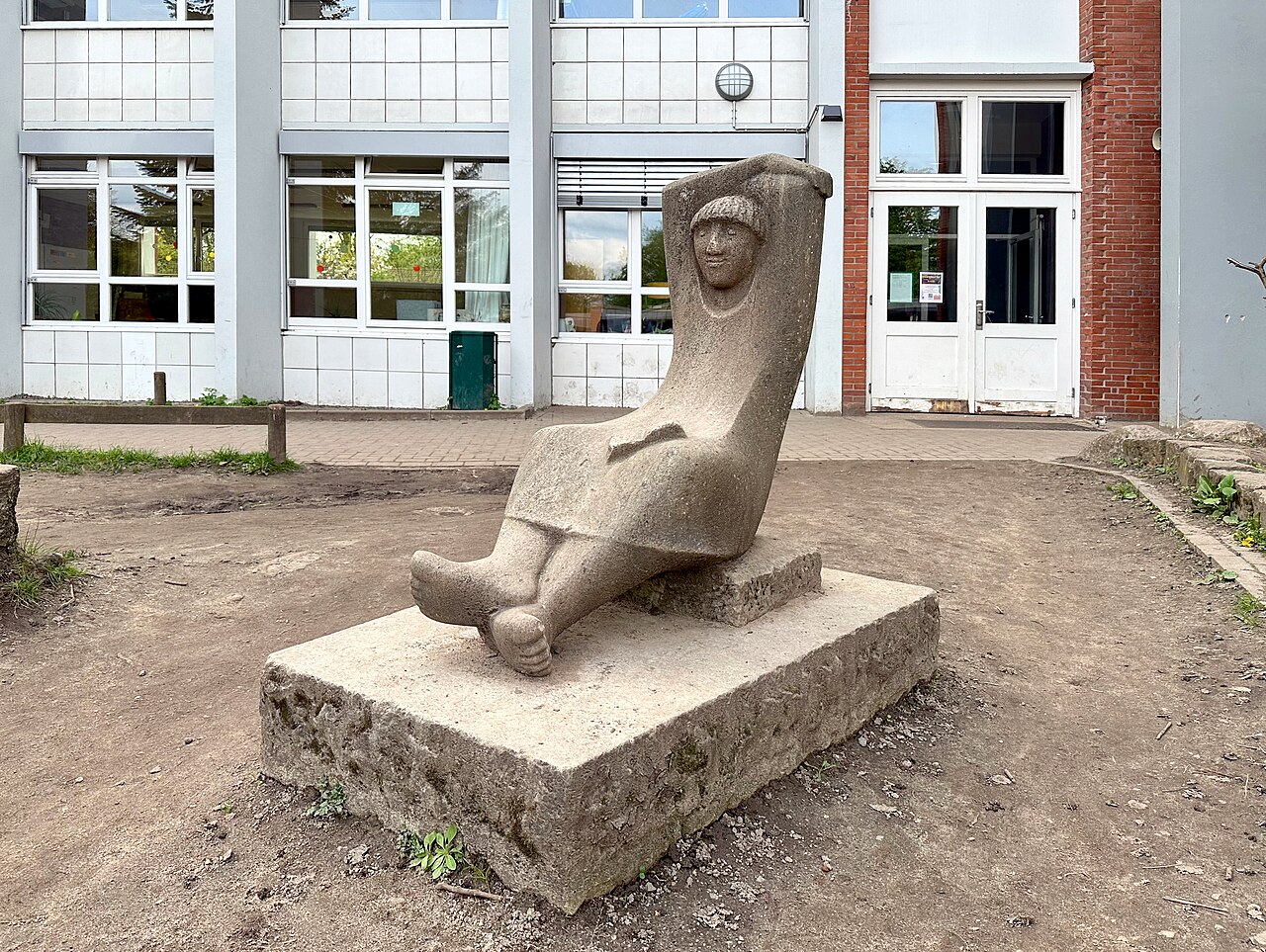 Steinskulptur "Mädchen mit Buch" (1957) von Gerhard Brandes an der Schule Windmühlenweg, Hamburg-Groß Flottbek