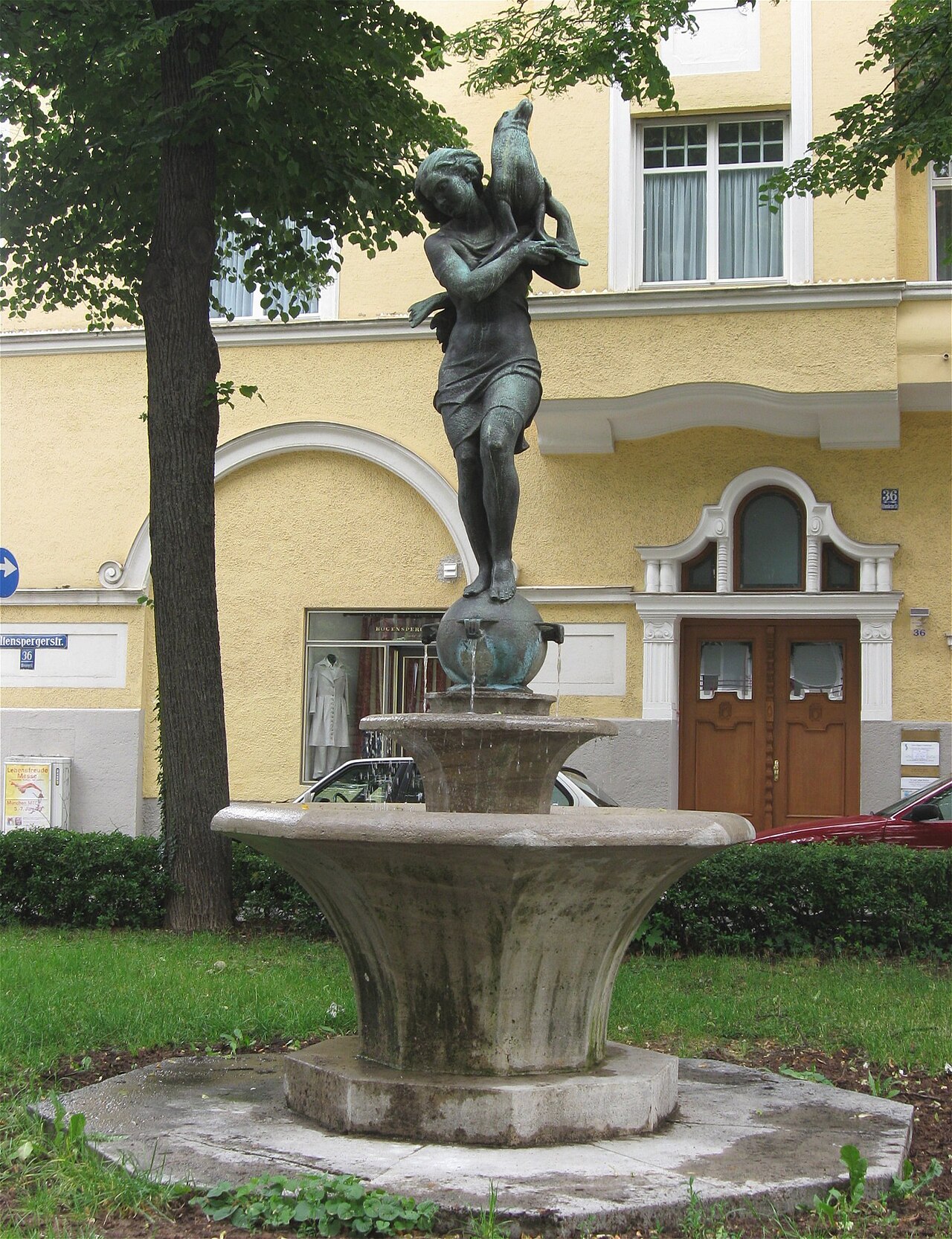 Brunnen, Mädchen mit Seehund, von Ferdinand Liebermann 1930, Hohenzollernstraße, Nähe Hohenzollernplatz, München