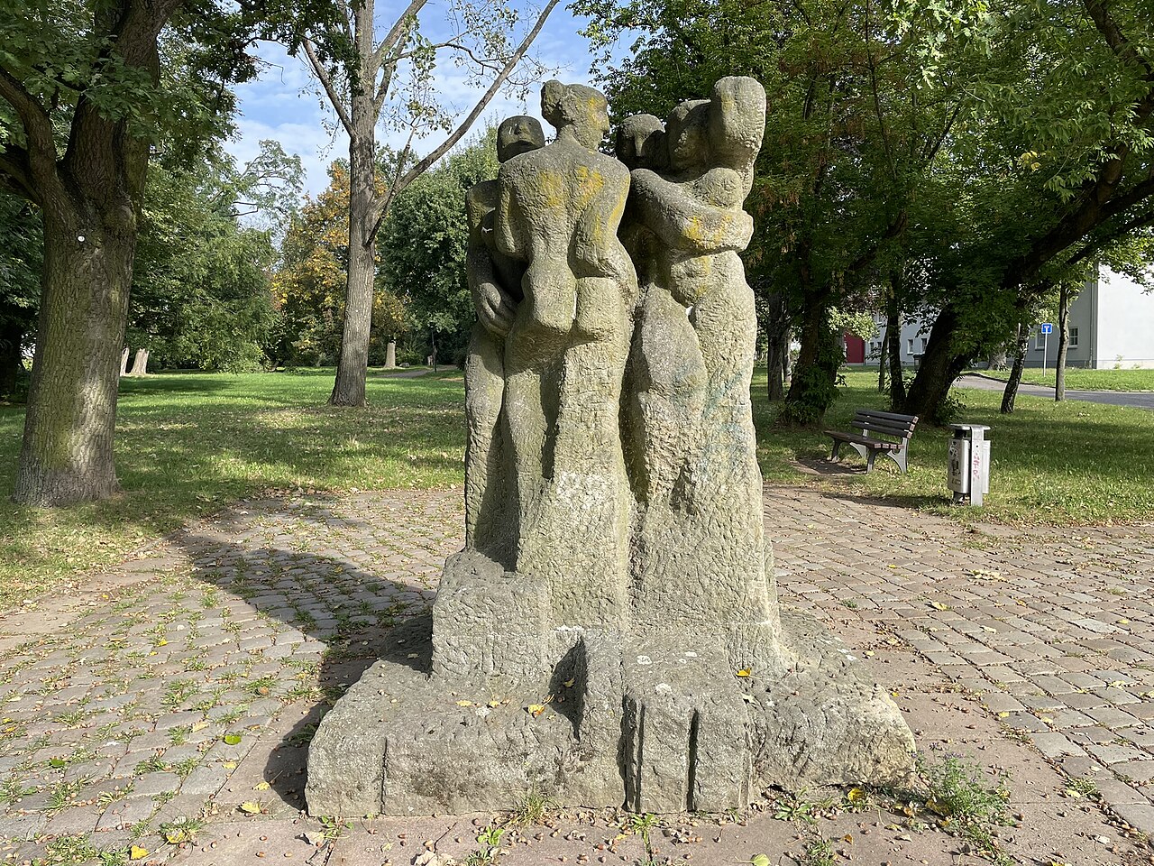 Skulptur Mädchengruppe von Roland Rother in Frankfurt (Oder), Brandenburg, Deutschland