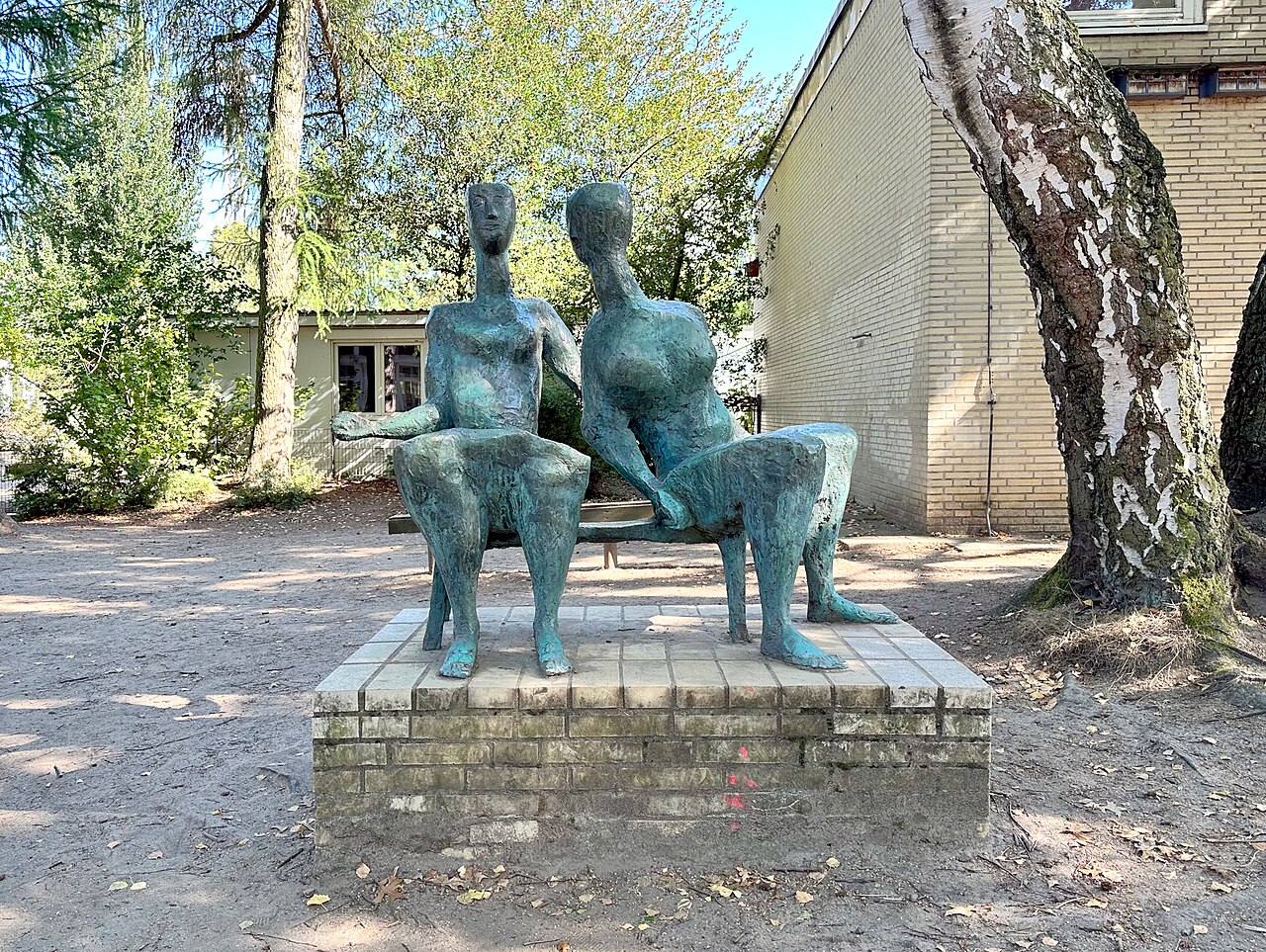 Bronzeskulptur "Mädchengruppe" von Karl August Ohrt auf dem Gelände der Carl-Cohn-Schule in Hamburg-Winterhude