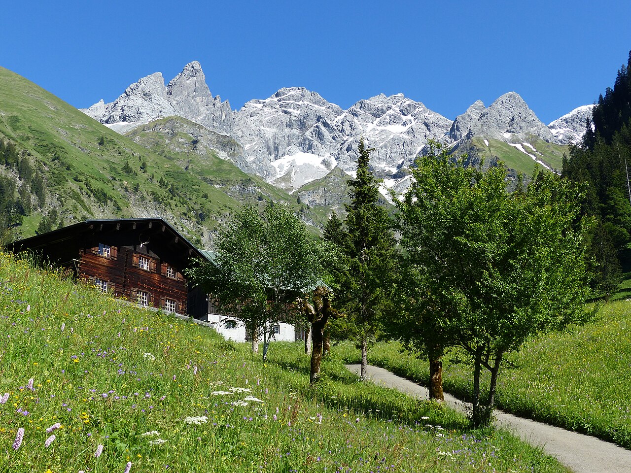 Einödsbach mit Trettachspitze und Mädelegabel