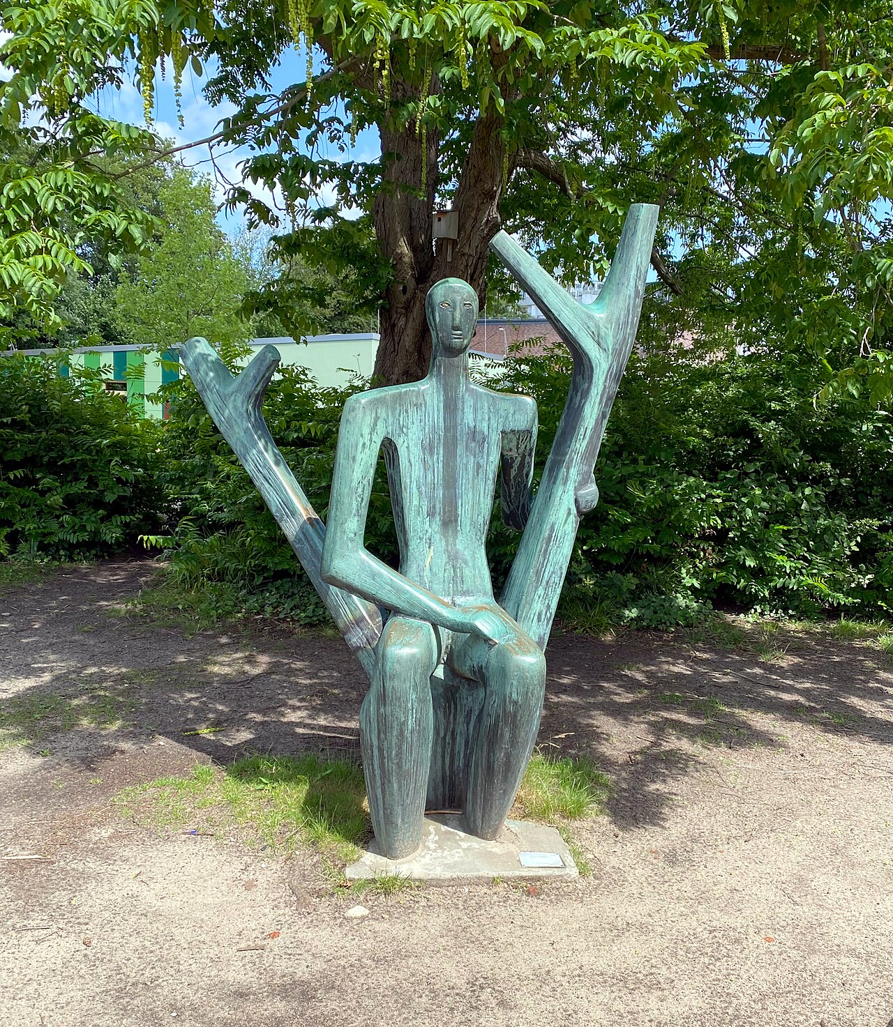 Skulptur "Männliche Figur im Doppelstamm", Stadtteilschule Niendorf in Hamburg-Niendorf (Standort Paul-Sorge-Straße)