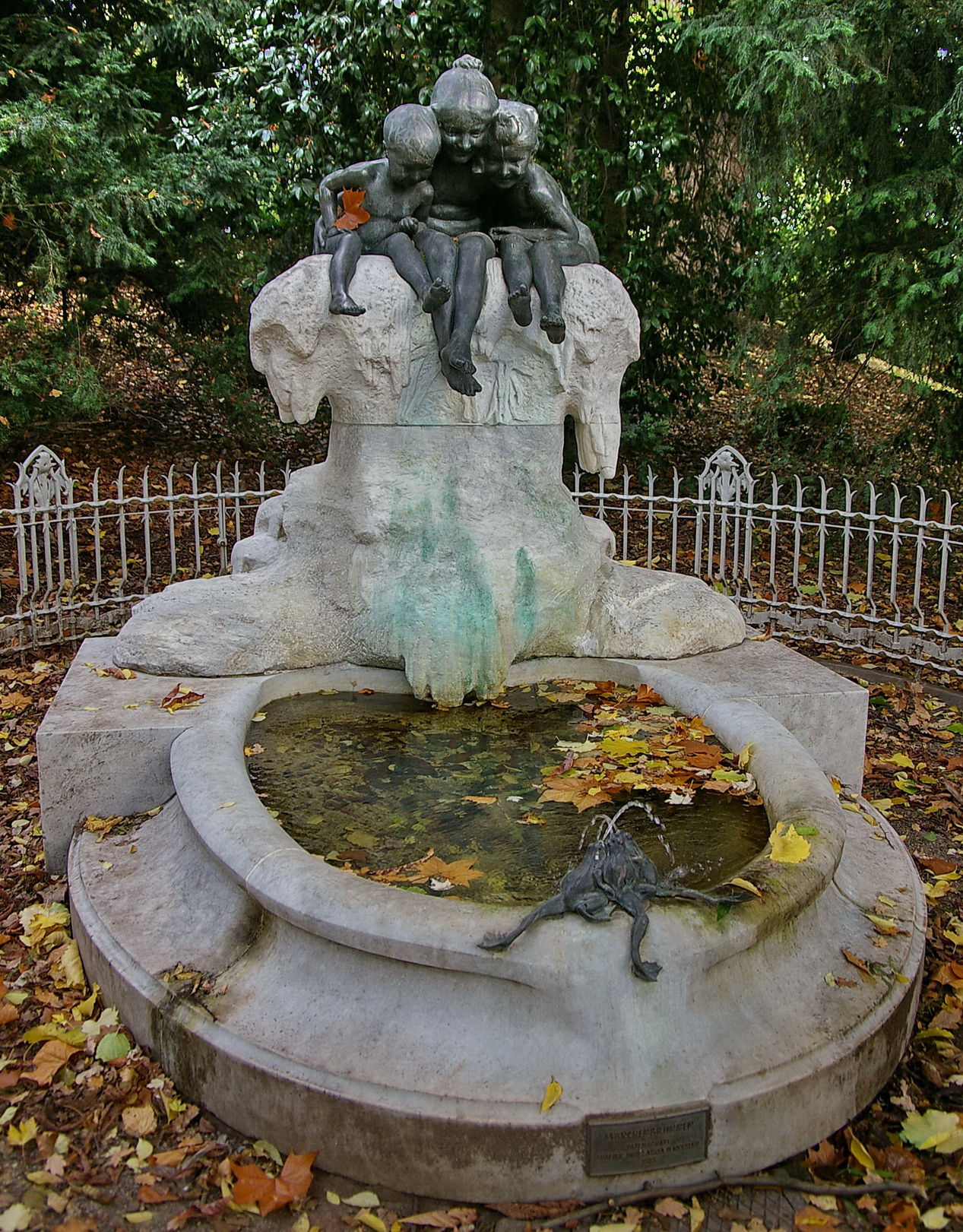Märchenbrunnen im Hofgarten in Düsseldorf im Herbst