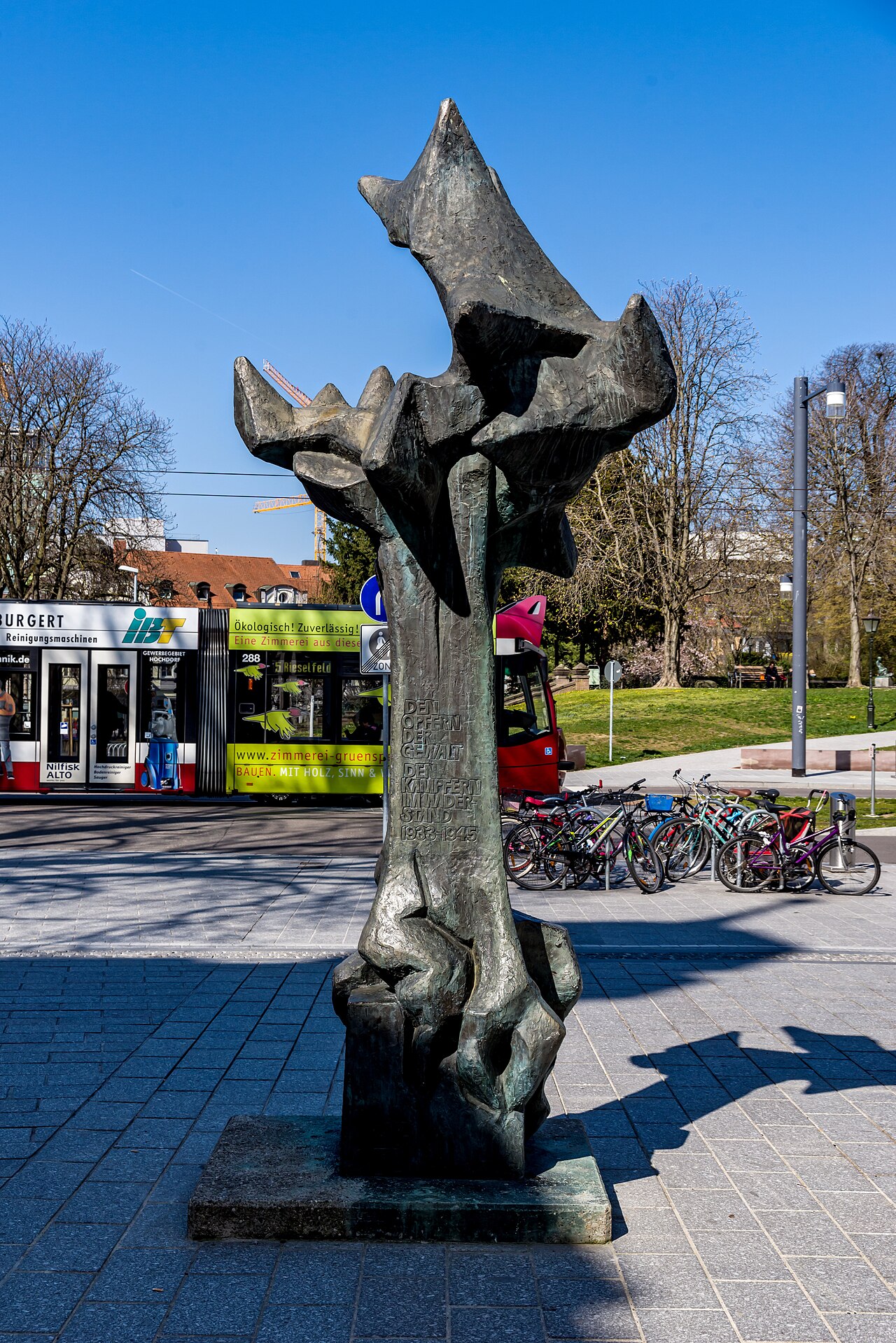 Bilder aus Freiburg Das Mahnmal für die Opfer des Naziregimes von Walter Schelenz 1975, Bronze 370x160x135cm