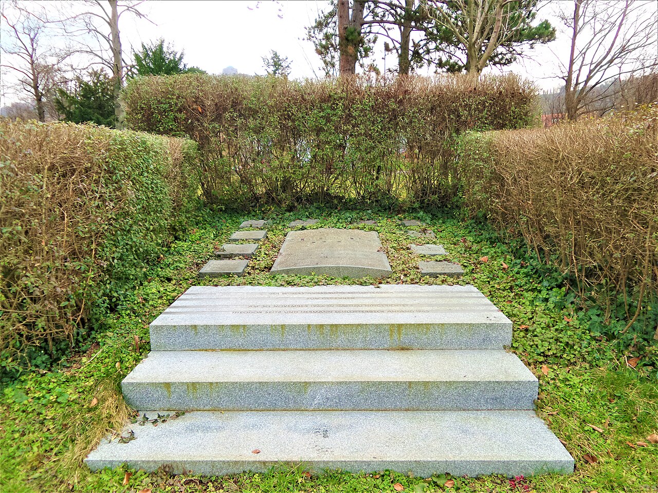 Grab der Widerstandsgruppe Schlotterbeck auf dem Friedhof Untertürkheim