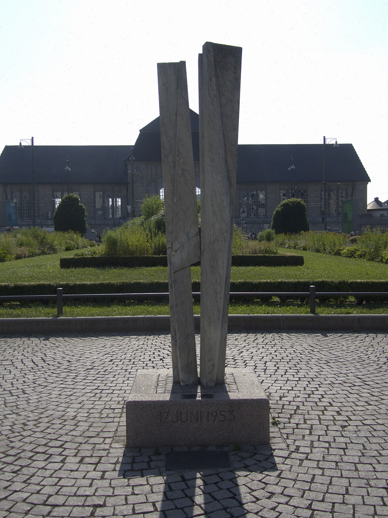 Denkmal von Hans Aeschbacher „Mahnmal für die Deutsche Einheit 1965“, vor dem Darmstädter Hauptbahnhof, Frontalansicht