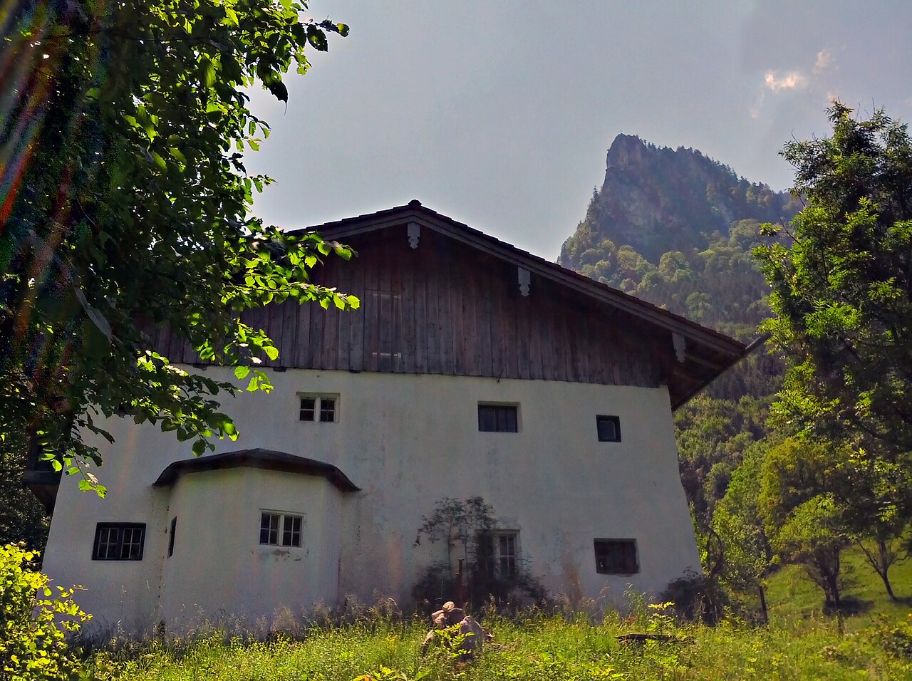 Maiwand bei Flintsbach, im Vordergrund das Gebäude "Wagner am Berg"