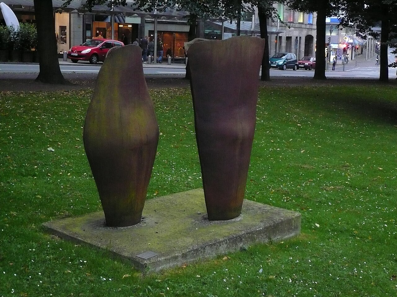 A sculpture entitled Man and Wife (1992) by Christa Baumgärtel in Bremen , Germany