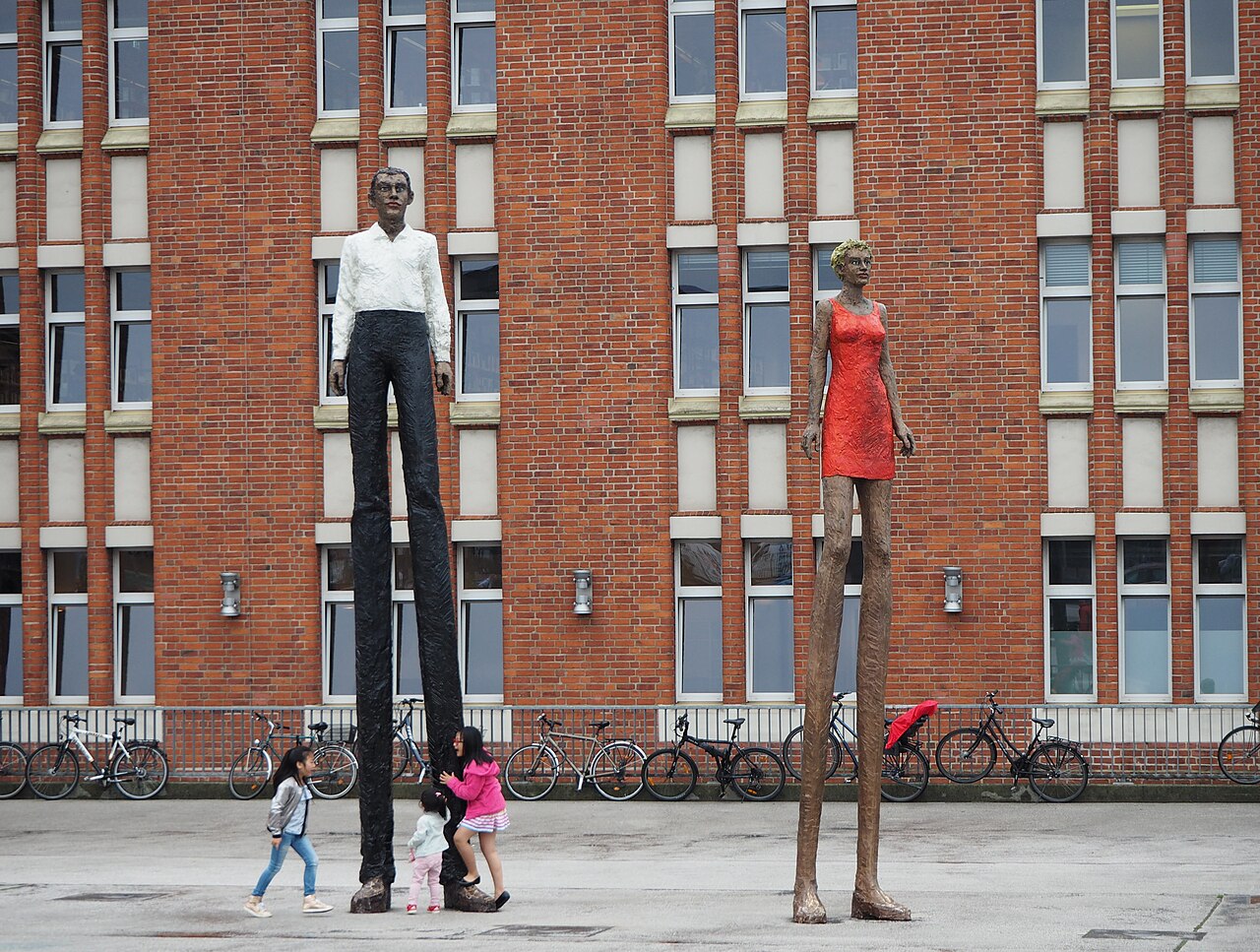Mann und Frau, escultures d'Stephan Balkenhol a la Zentralbibliothek d'Hamburg <a href=" https://es