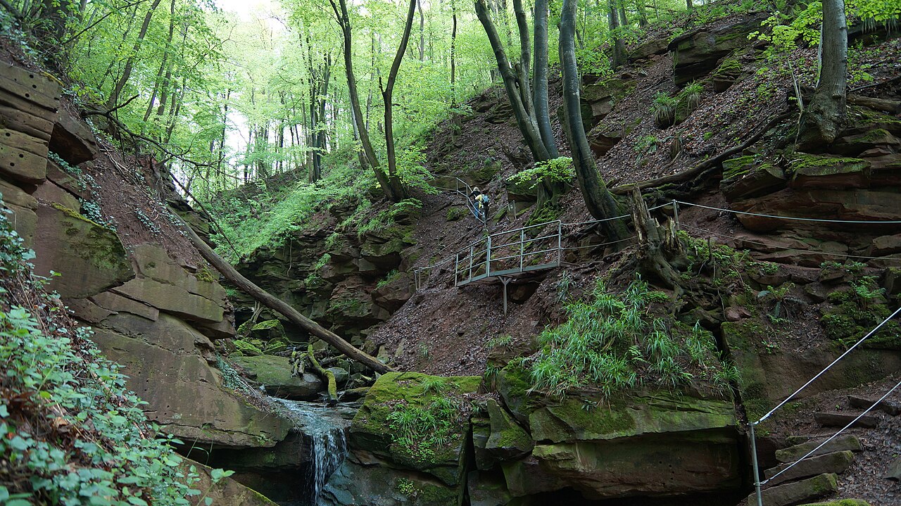 Wasserfall und Wanderweg in der Margaretenschlucht