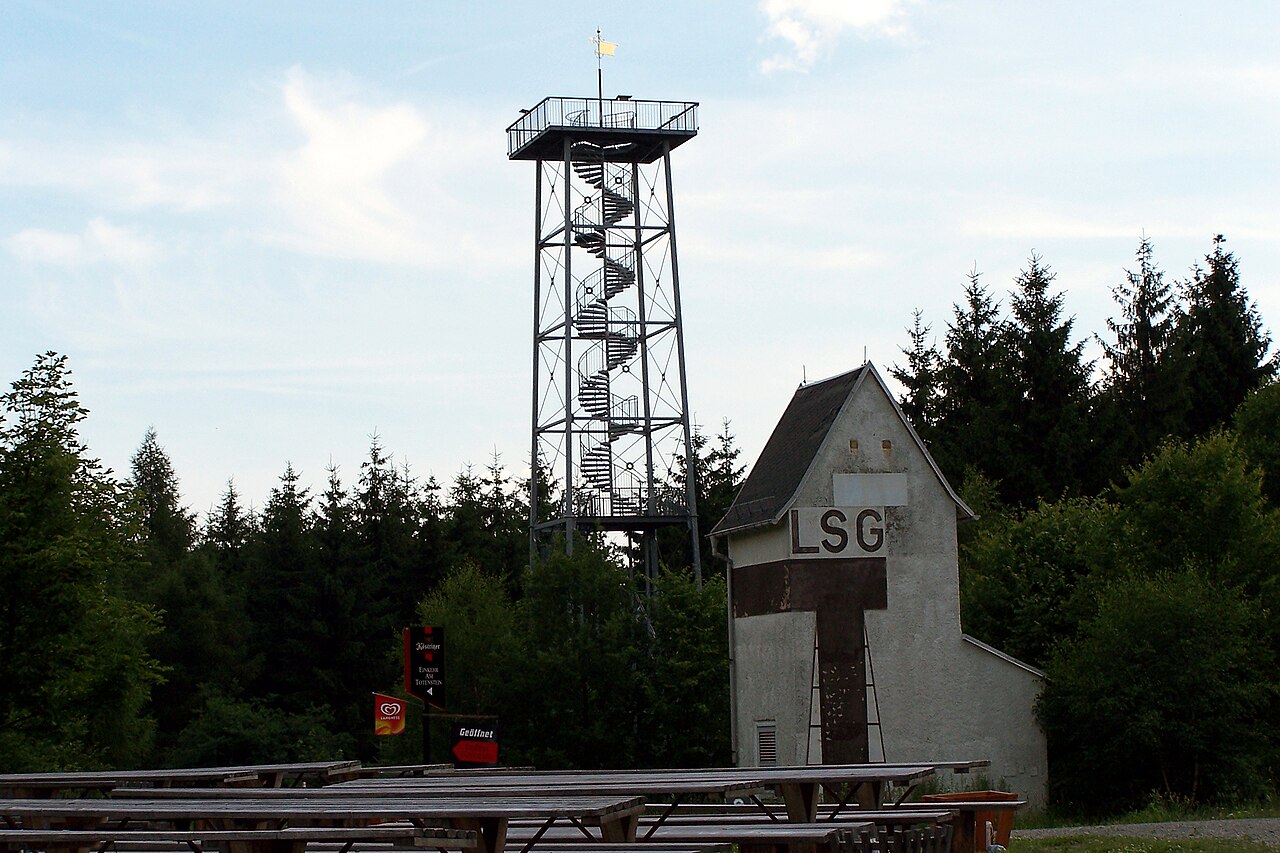 Das Foto zeigt den Maria-Josepha-Turm auf dem Totenstein bei Chemnitz