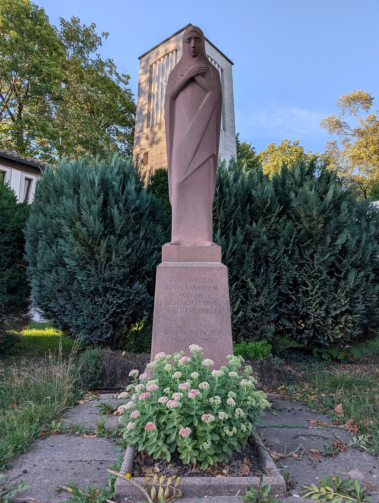 Marienstatue (auf einem Sockel mit Inschriften, von Gregor Kruk, 1953)