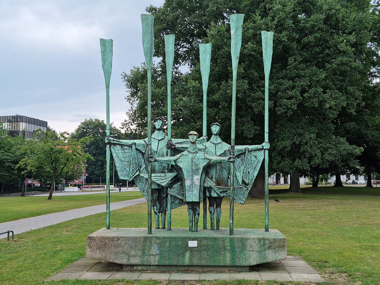Gerhard Brandes, Fischer (1968), getriebenes Kupfer auf Messinggerippe, Altonaer Balkon, Hamburg