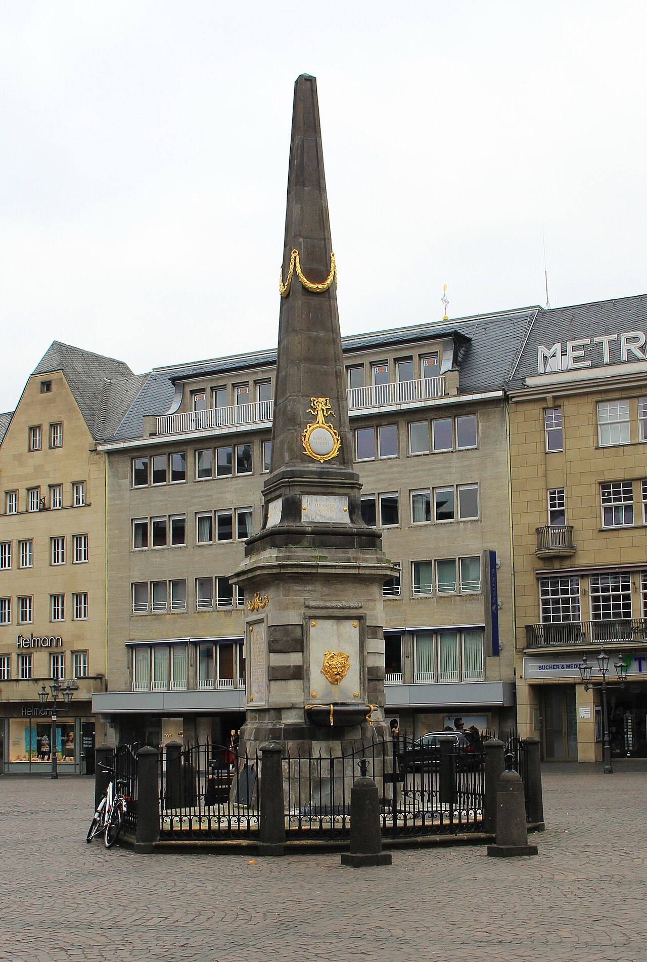 Fontainen-Obelisk auf dem Bonner Marktplatz