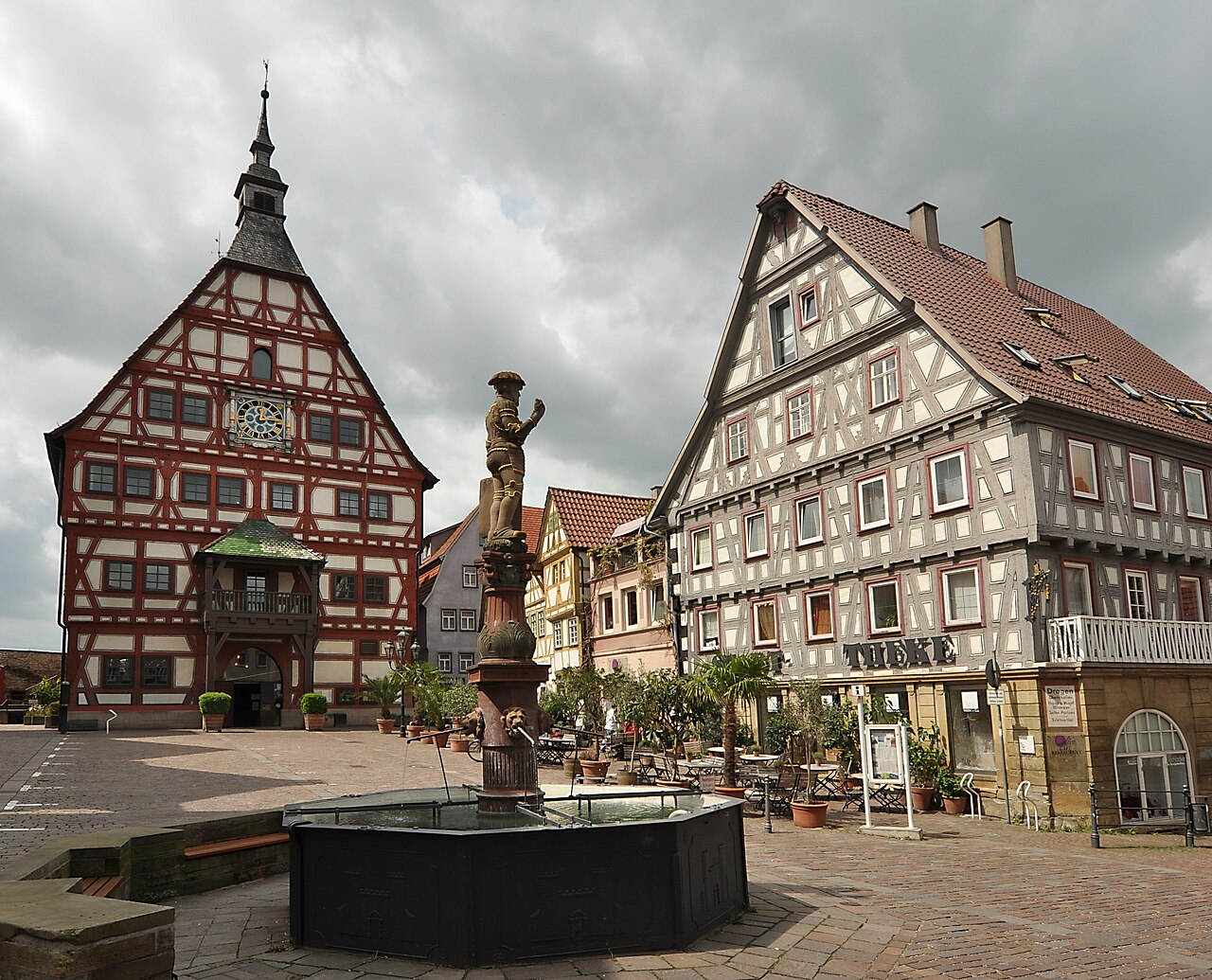 Besigheim , Marktplatz mit Rathaus