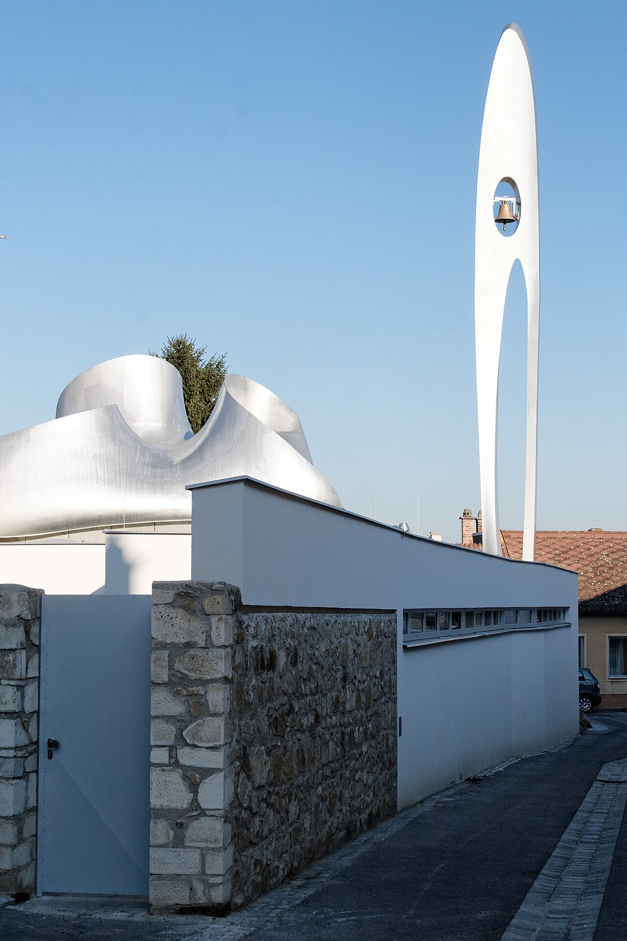 Martin-Luther-Kirche in Hainburg an der Donau (Niederösterreich), errichtet nach Plänen von Wolf D