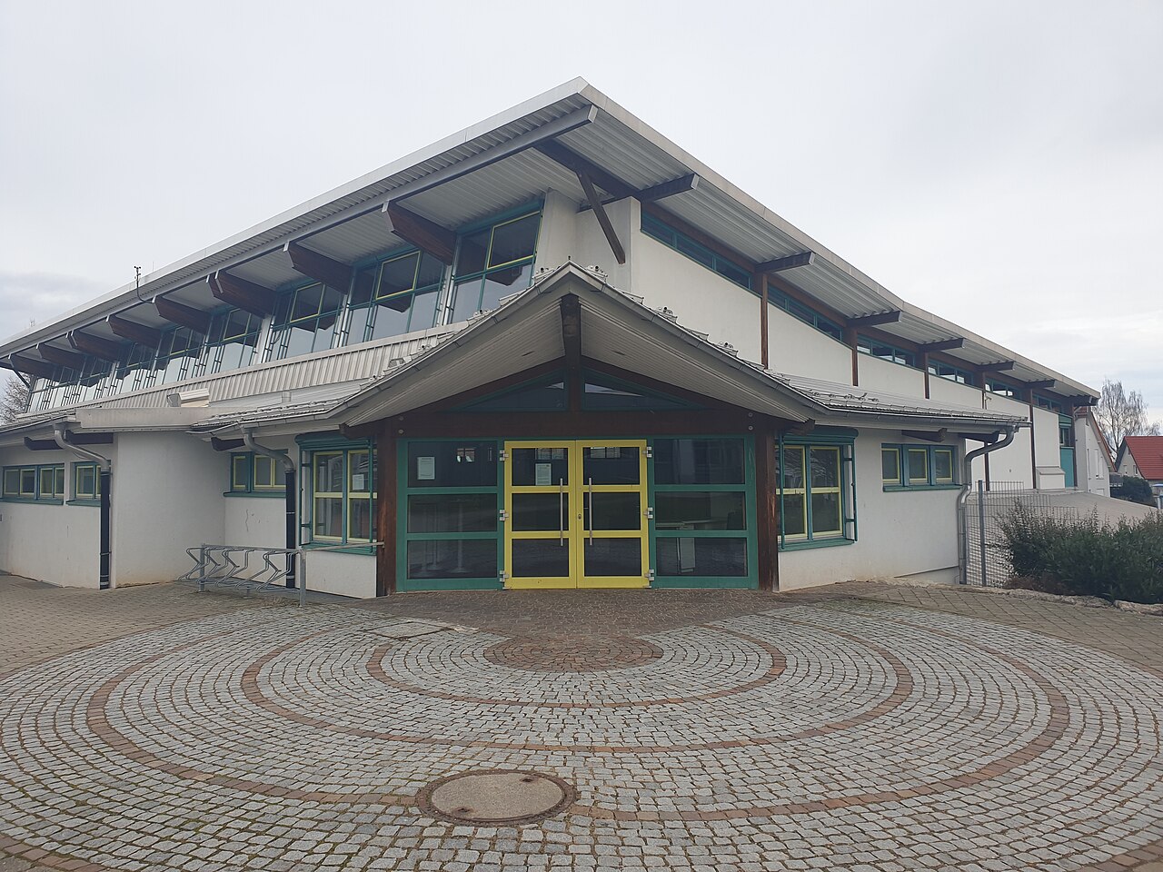 Eingang der Mehrzweckhalle
