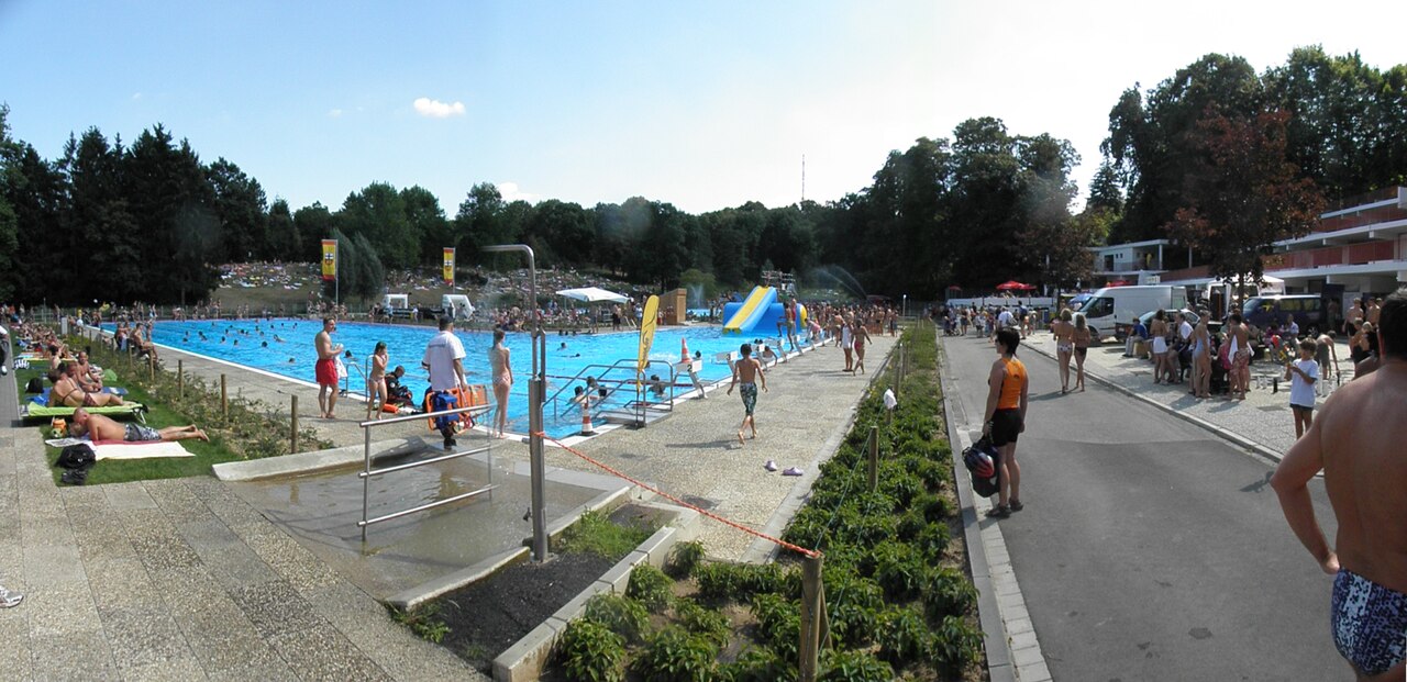 Das Freibad Melbbad in Bonn-Poppelsdorf Melbtal Melbbad: a lido in Bonn-Poppelsdorf after reconstruction